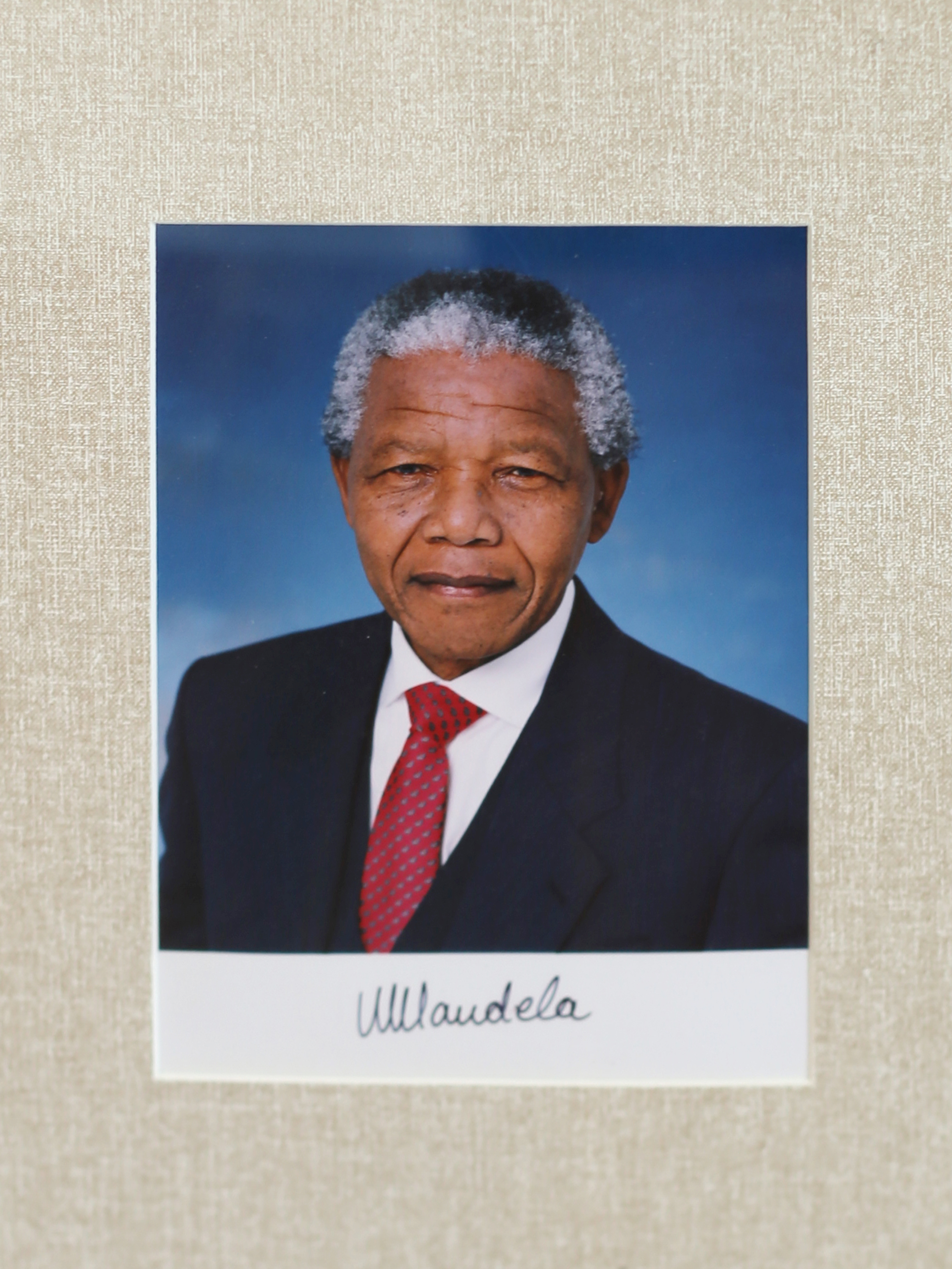 [146]南非首任总统曼德拉亲笔手书签名照一件（带木框）