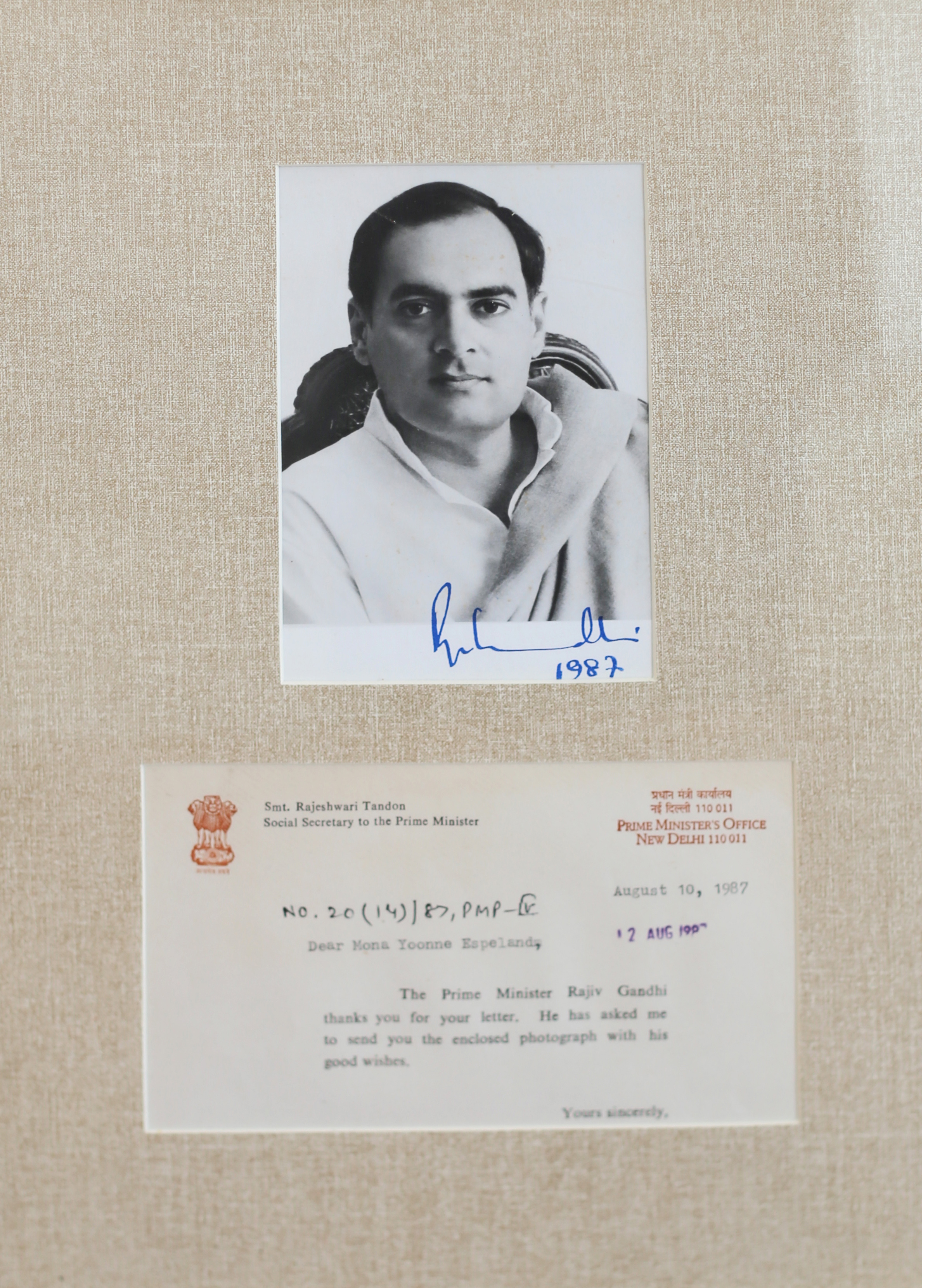 [150]印度总理拉吉夫·甘地”?亲笔手书签名照附原信封(带木框) 